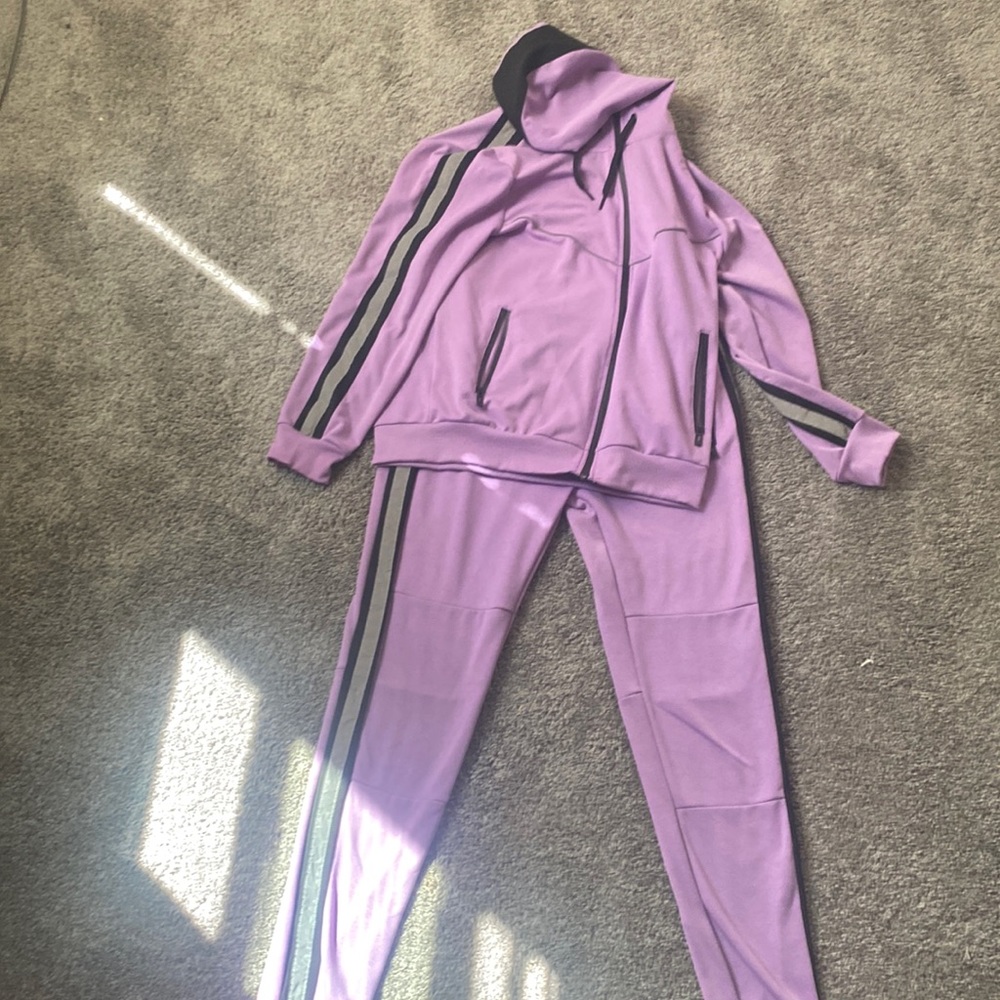 Sweat pants and sweat shirt. They come together it’s a XL  for both